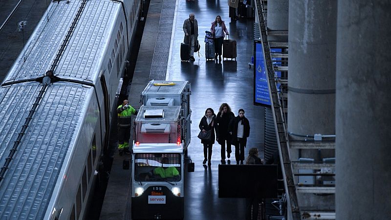 La estación de Atocha recupera la normalidad tras el descarrilamiento de un tren en el túnel de Recoletos