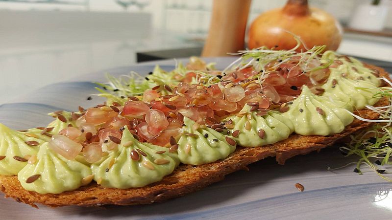 Tosta de granada y guacamole del chef Sergio Fernndez, una nutritiva explosin de antioxidantes