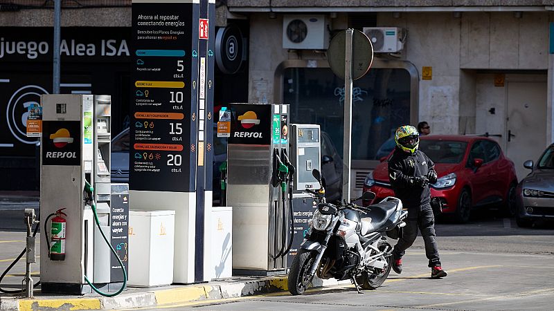 Los carburantes siguen bajando y la gasolina toca un mínimo anual en pleno puente de la Constitución