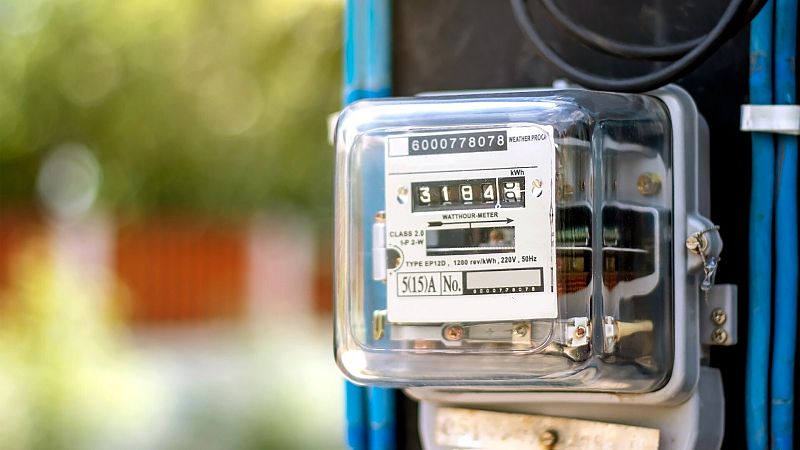 Las comunidades de vecinos con una potencia menor o igual a 10 kW podrán seguir con la tarifa regulada de la luz en 2024