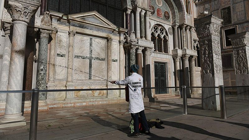 Activistas climáticos arrojan "barro" contra la basílica de San Marcos de Venecia