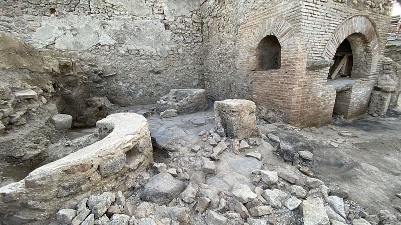Los arqueólogos hallan en Pompeya una "panadería-prisión" donde los esclavos y los animales molían grano