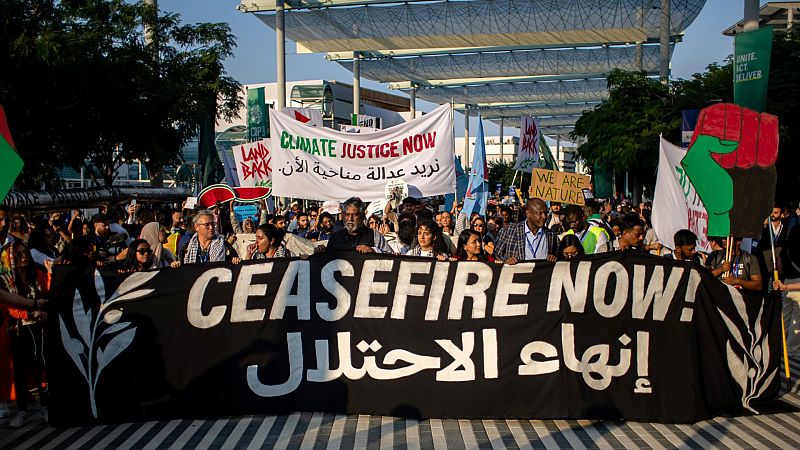 Los ecologistas alzan la voz en la cumbre de Dubái contra los combustibles fósiles y por un alto en fuego en Gaza