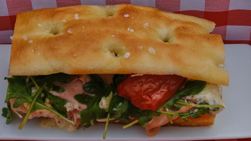 Receta de Focaccia rellena de mortadela con tomates secos y mayonesa de trufa de MasterChef Junior