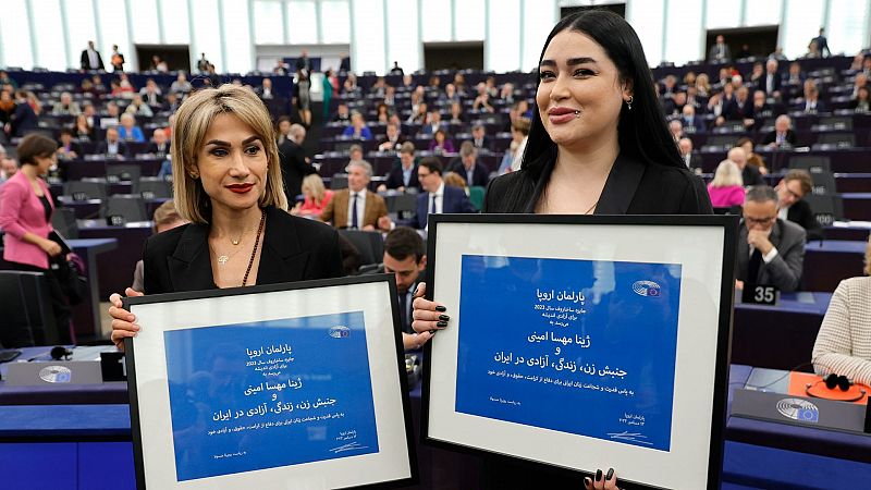 Manifestantes iraníes recogen en el Parlamento Europeo el premio Sájarov de manera póstuma a Mahsa Amini