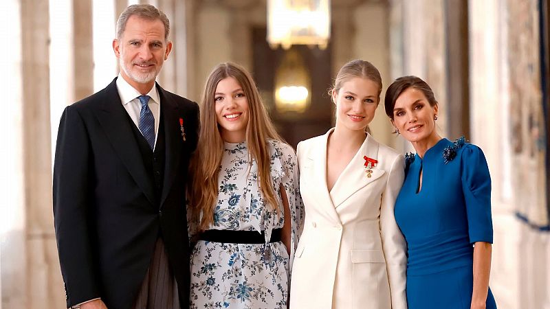 Los reyes y sus hijas felicitan la Navidad con una foto de la jura de la Constitución de la princesa Leonor