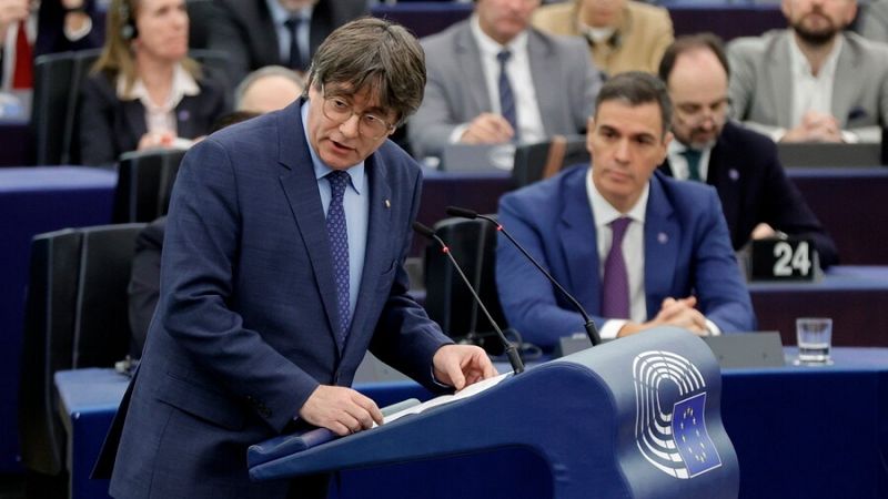 Sánchez pide a Puigdemont en Estrasburgo avanzar "por las vías de la política, la negociación y la Constitución"