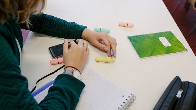 Educación propone a las comunidades prohibir los móviles en Primaria y Secundaria durante el horario lectivo