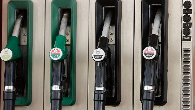 La gasolina marca un nuevo mínimo anual y el litro se vende a 1,55 euros