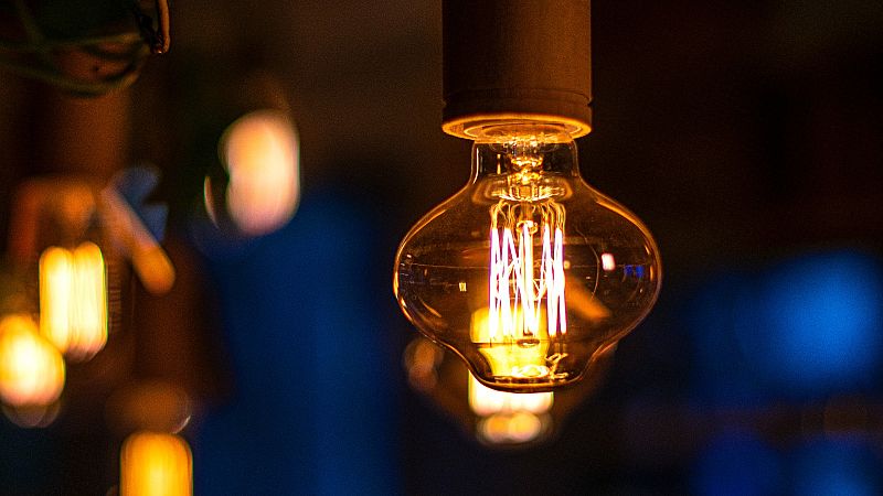 La luz repunta este viernes un 11,3%, hasta 74,86 euros/MWh