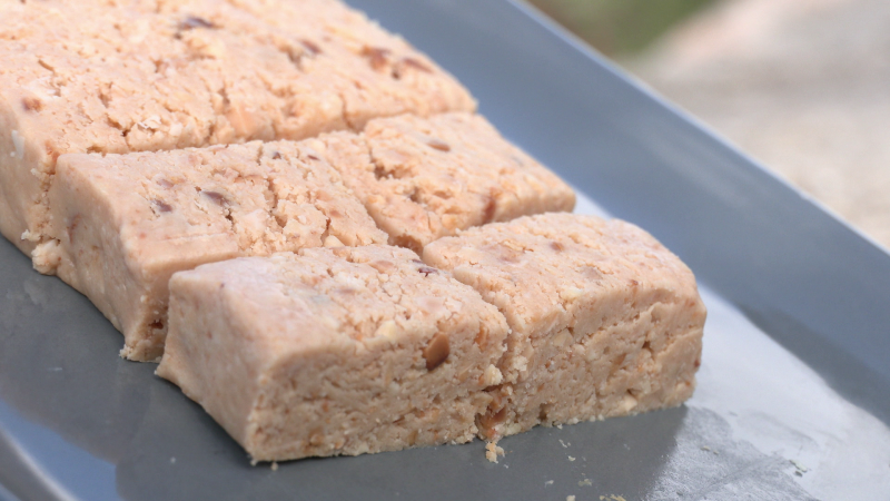 Turrón casero de chocolate blanco con tan solo 4 ingredientes y en 3 pasos: ¡el más fácil para estas navidades!