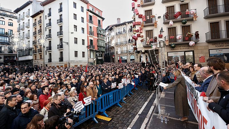 Una concentración en Pamplona clama contra la moción de censura que dará la Alcaldía a EH Bildu con apoyo del PSOE