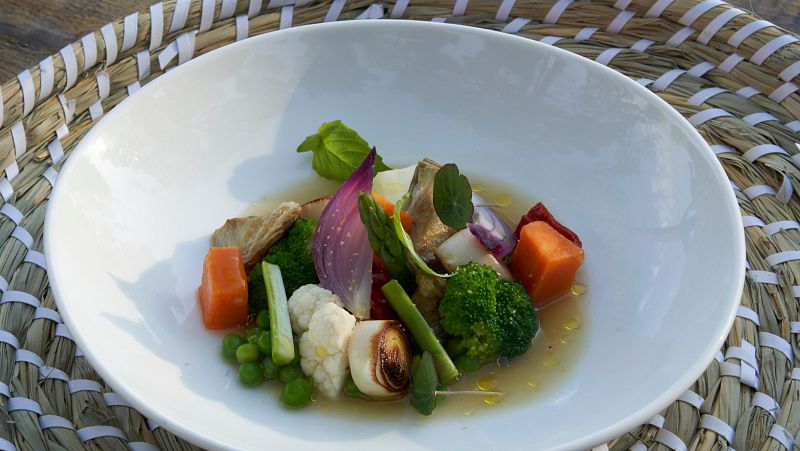 Receta de Menestra de verduras con consomé de cebolla asada de MasterChef Junior 10