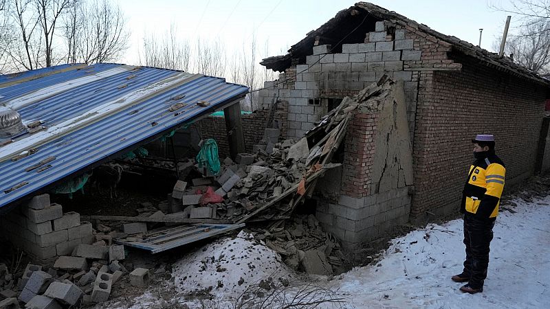El terremoto en China deja ya 131 muertos y los equipos de rescate se enfrentan a un frío glacial