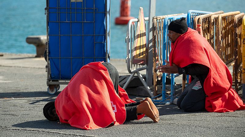 Mueren un nio de 10 aos y un joven de 18 en un cayuco con 52 personas a su llegada a Canarias