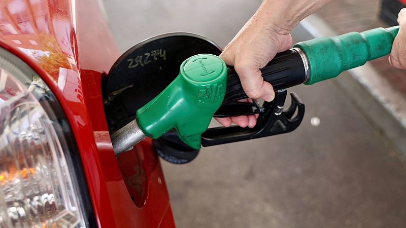 La gasolina bate el mínimo anual y el litro se vende a 1,53 euros de media