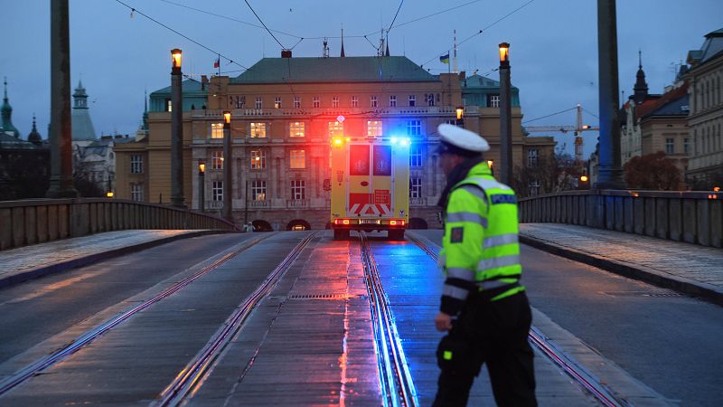 Un estudiante mata a 14 personas y se suicida posteriormente en un tiroteo en Praga