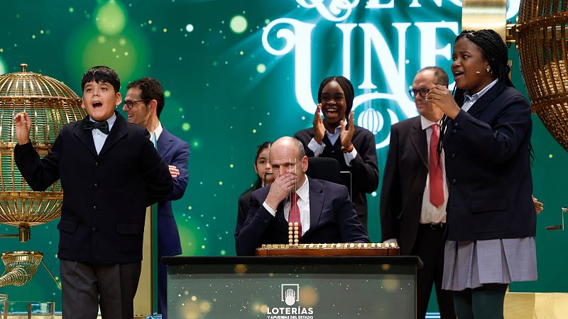 Yesica y Francisco, así son los niños de San Ildefonso que han cantado el Gordo más tardío de la historia