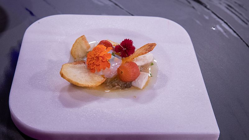 Receta de berenjena con tomates cherry, patatas chip y huevo poché de Estanis de MasterChef Junior 10