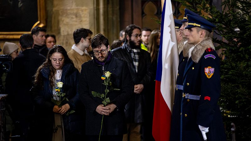 Las campanas doblan en señal de luto en la República Checa por las 14 víctimas del tiroteo mortal en Praga