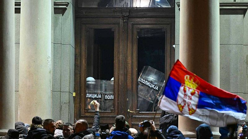 Ocho heridos y decenas de detenidos en Serbia en las protestas de la oposición contra el resultado electoral