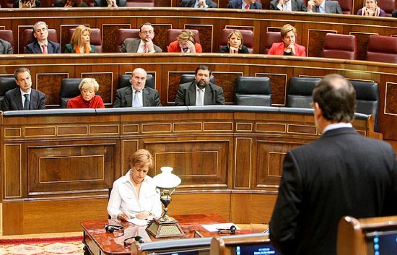 Rajoy a Zapatero: "Cambie a su equipo económico y a la mitad de su Gobierno, instalados en la nada"