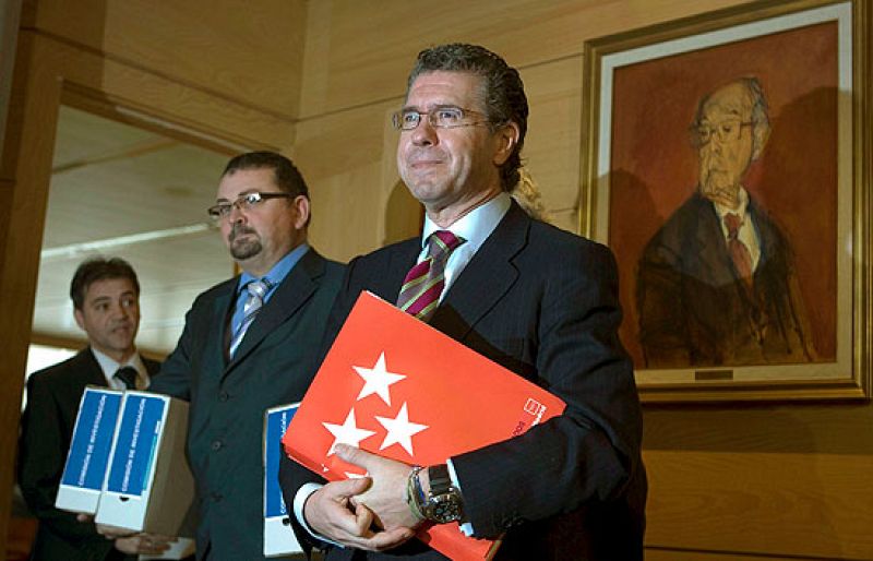 Granados acusa de "mentir" a Prada y la oposición y expone 15 documentos para "demostrarlo"