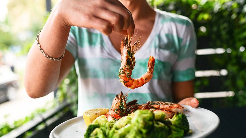 3 hábitos que pueden perjudicar la salud: ¿Por qué es malo chupar las cabezas de gamba?