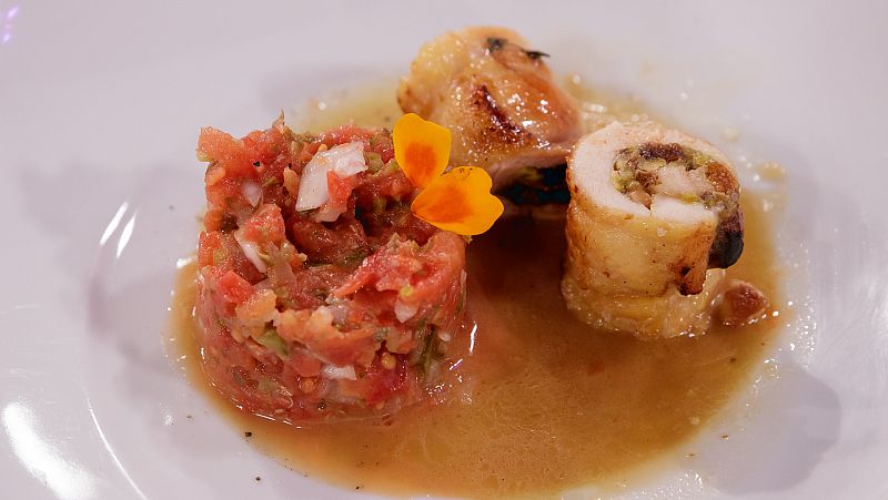 Receta de Tourned de pollo de campo relleno de pistachos, orejones y setas de Indhira de MasterChef Junior 10