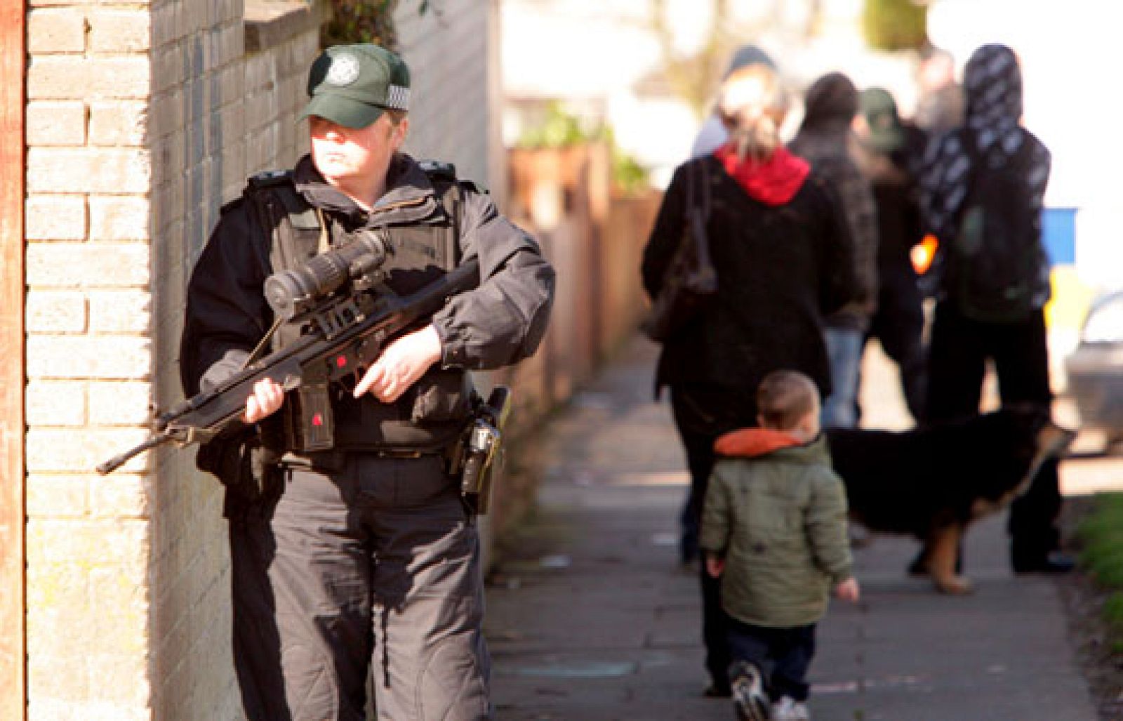 Dos detenidos en Irlanda del Norte podrían estar relacionadas con el asesinato de un policía | Ver