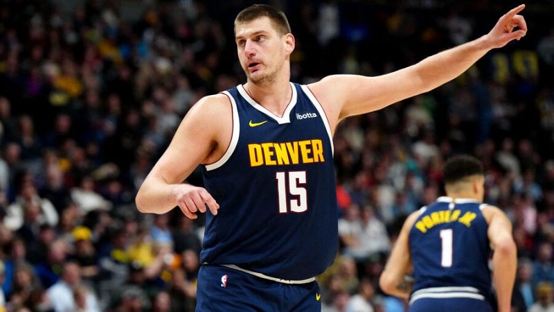 Nikola Jokic se luce con su undécimo triple-doble de la temporada en la victoria de Denver a Memphis