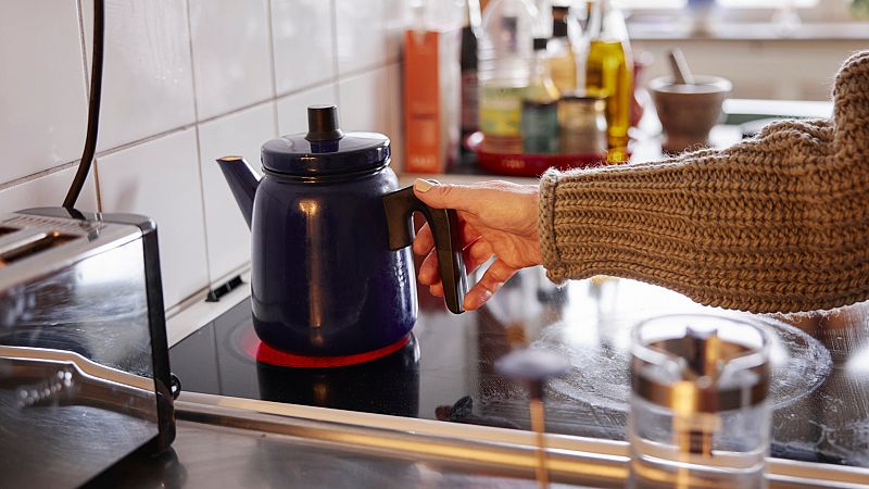 El precio de la luz cae este sábado casi un 34%, hasta los 68,41 euros/MWh