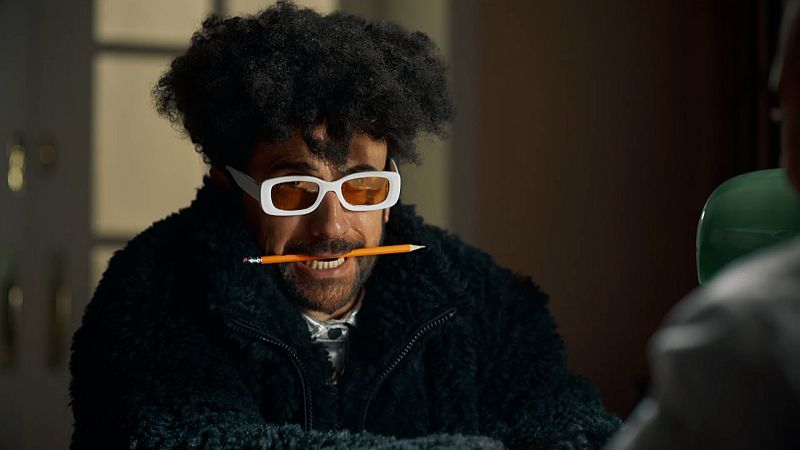 Bad Bunny aprende a vocalizar en el divertido sketch de José Mota en Nochevieja