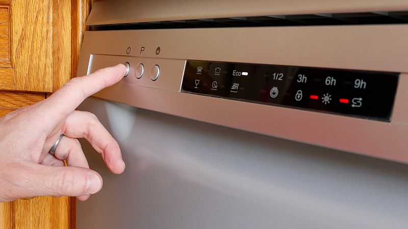 El precio medio de la luz cierra 2023 en 87,1 euros/MWh, su primera caída por debajo de los 100 euros en tres años