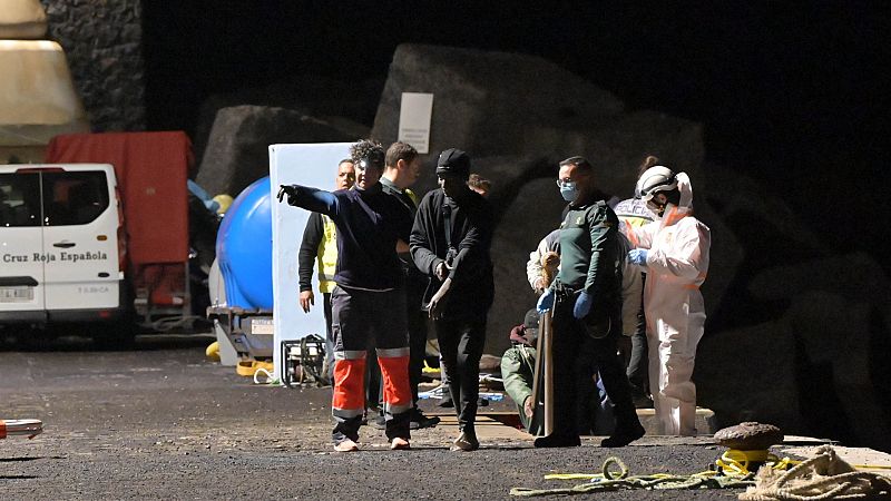 Mueren tres migrantes que viajaban en un cayuco localizado al sur de El Hierro