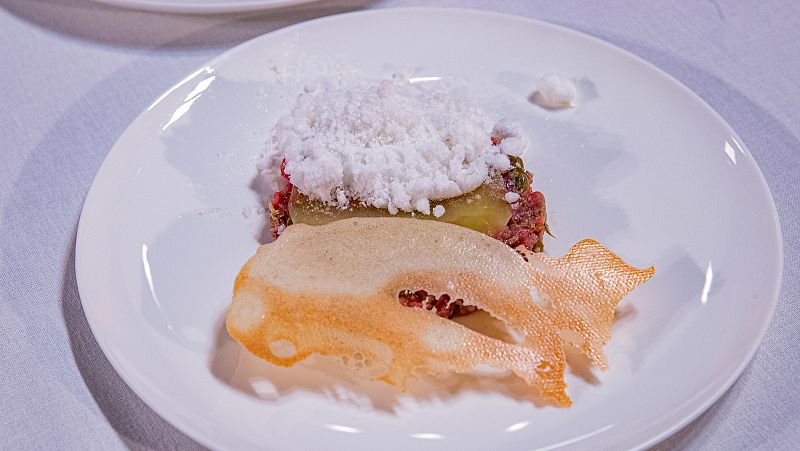 Receta de tartar de vaca con velo de mostaza y polvo helado de suero de parmesano de Loreto de MasterChef Junior 10