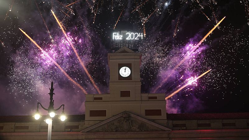 España celebra la llegada del año 2024 con unas 15.000 personas en Sol y festejos por todo el país