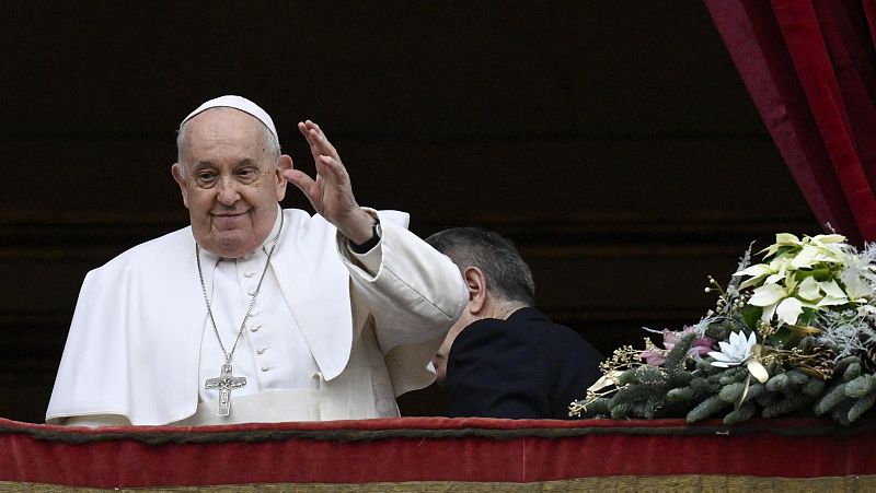 El Papa reclama más "espacio" para las mujeres en la Iglesia y exige que sean "respetadas" en cualquier ámbito