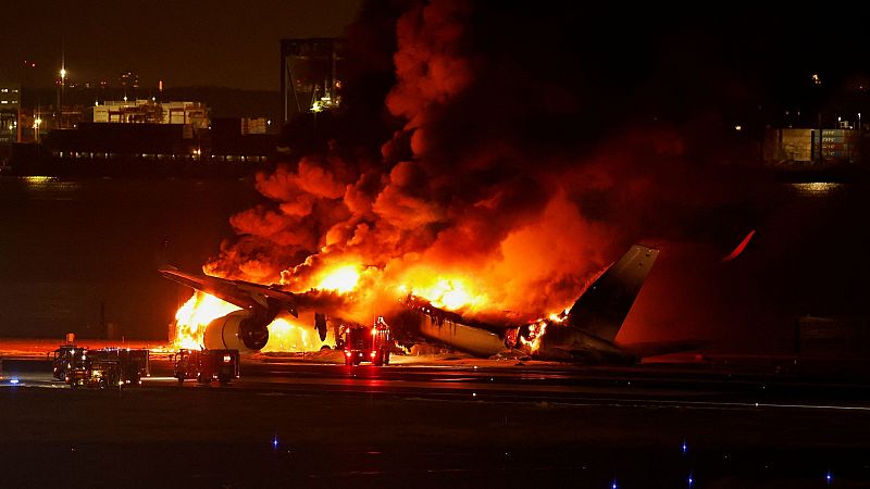 Cinco muertos y 379 evacuados tras la colisión de dos aviones en un aeropuerto de Tokio, Japón