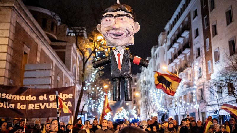 El PP condena las "faltas de respeto" a Sánchez en Ferraz y recuerda al PSOE la quema de muñecos del rey o Feijóo