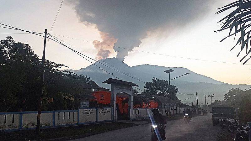 Las autoridades indonesias evacuan a alrededor de 1.500 personas por la erupción de un volcán al este del país