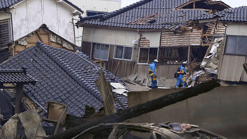 Aumentan a 73 los muertos por el terremoto en Japón mientras continúan las labores de rescate