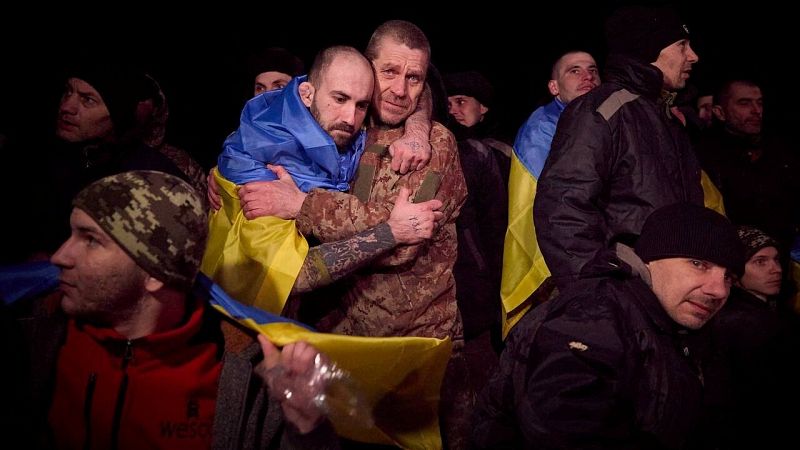 Rusia y Ucrania intercambian casi 500 prisioneros de guerra tras una "compleja" negociación