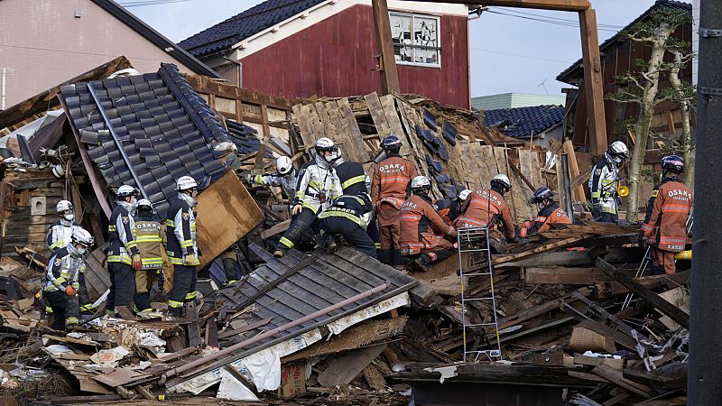 Japón eleva a 98 los muertos por el terremoto con pocas esperanzas de encontrar supervivientes