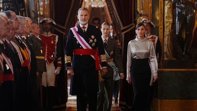 Felipe VI elogia la "entrega ejemplar" de las Fuerzas Armadas y su "defensa del marco de convivencia democrático"