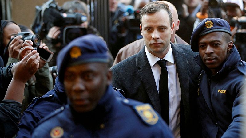 Oscar Pistorius queda en libertad condicional once aos despus del asesinato de su novia, Reeva Steenkamp