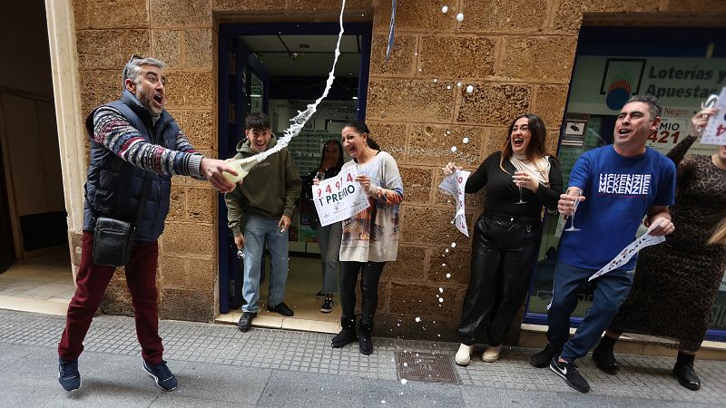 Las celebraciones de los premiados en la Lotería de El Niño recorren la península: "¡Que soy yo! No me lo puedo creer"