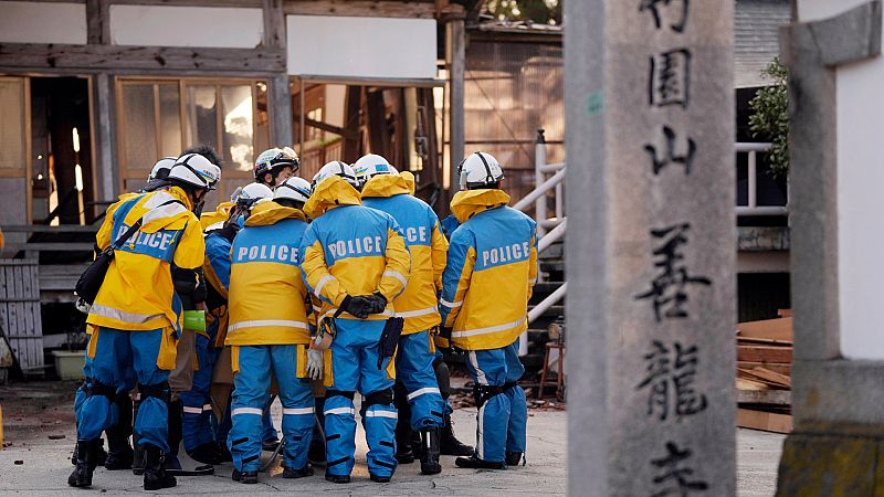 Ascienden a 126 los muertos por el terremoto de Japón, mientras más de 200 personas siguen desaparecidas