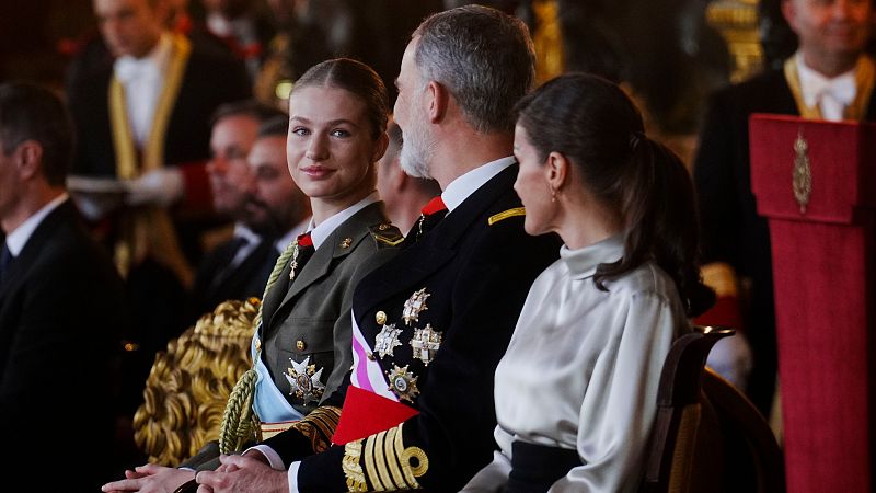 La ministra de Defensa, a los reyes: "Os podéis sentir satisfechos del trabajo" de la princesa Leonor en la Academia