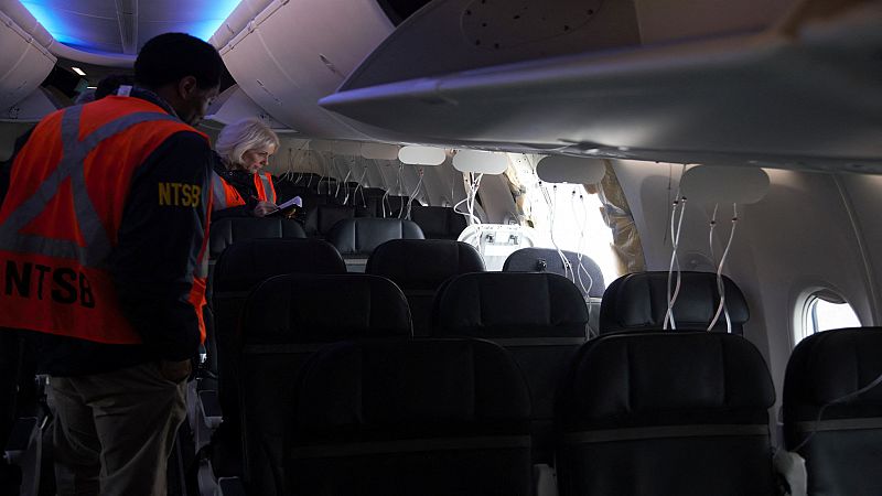 EE.UU. inmoviliza temporalmente algunos Boeing 737 Max 9 tras desprenderse el fuselaje de un aparato en pleno vuelo